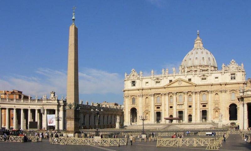 Cột đá cao sừng sững giữa Vatican do Hoàng đế Caligula cho người chuyển từ Ai Cập sang