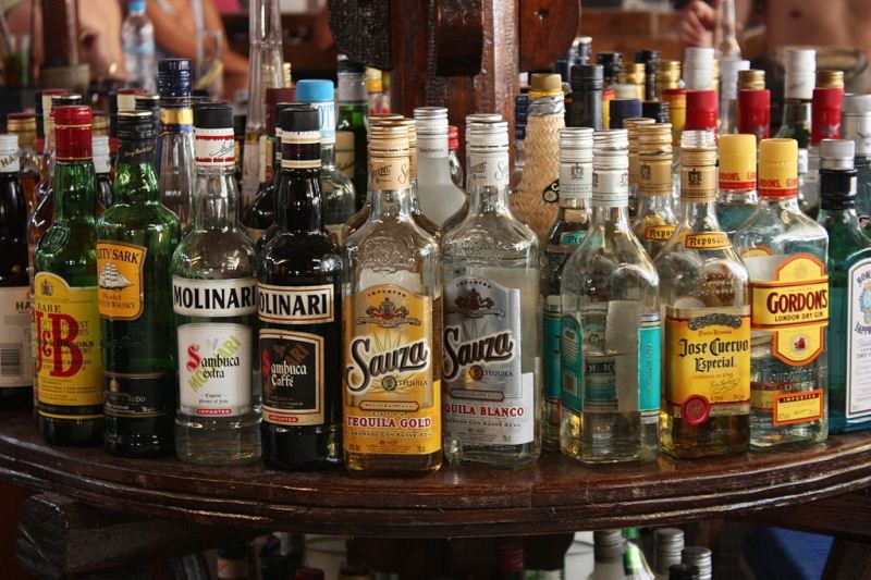 Vào năm 1990, chính phủ Brunei đã ban hành lệnh cấm bán rượu đến với tất cả quán bar và hộp đêm tại đây.
