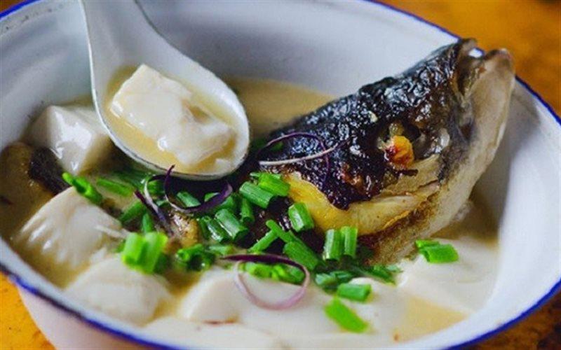 Canh cá diếc nấu đậu hũ là món ăn giúp mẹ có nhiều sữa, bồi bổ sức khỏe mà không tăng cân.