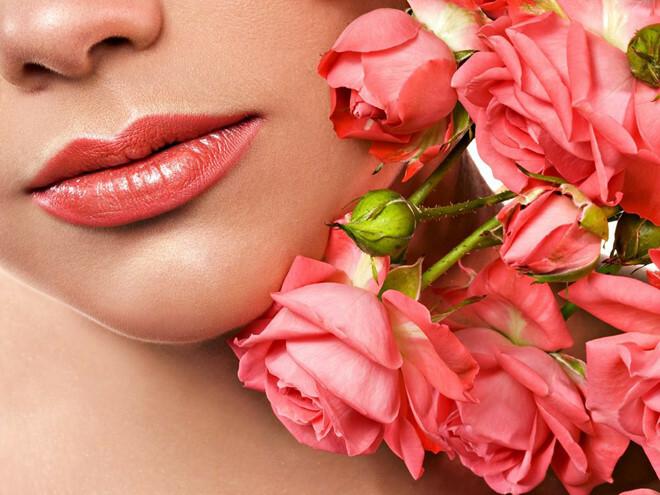 Cánh hoa hồng từ rất lâu là một dược phẩm chăm sóc sắc đẹp rất tốt, trong đó có thể giữ da luôn mềm mại và chống được tình trạng nứt nẻ