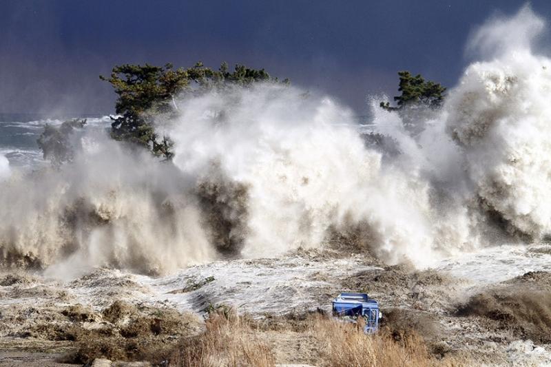 Sóng thần đánh vào bờ biển Minamisoma ở tỉnh Fukushima ngày 11/3/2011. Ảnh: AFP.