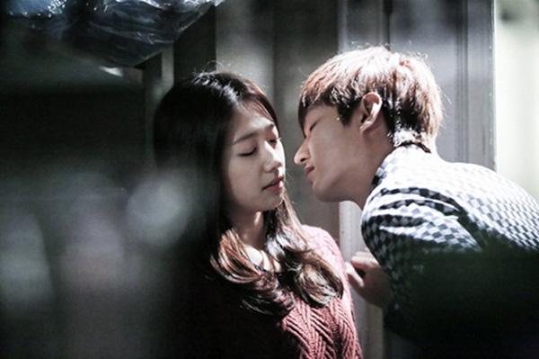 Khoảng khắc tình bể bình của cặp đôi Lee Min Ho và Park Shin Hye