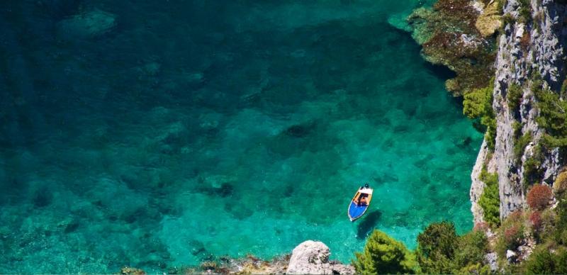 Nước biển trong xanh tại Capri