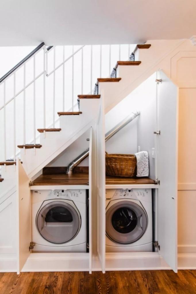 Bộ đôi máy giặt, máy sấy đặt gọn gàng trong không gian gầm cầu thang.
