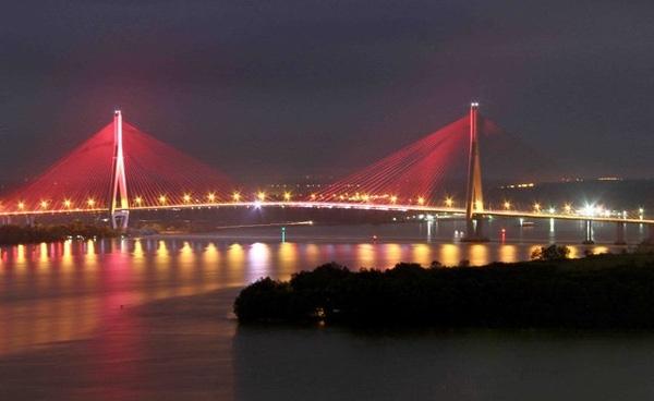 Cầu được khánh thành vào tháng 4/2010, cây cầu có giá trị xúc tiến kinh tế rất lớn vì nó là cầu nối các tỉnh khu vực đồng bằng sông Cửu Long với thành phố Hồ Chí Minh.