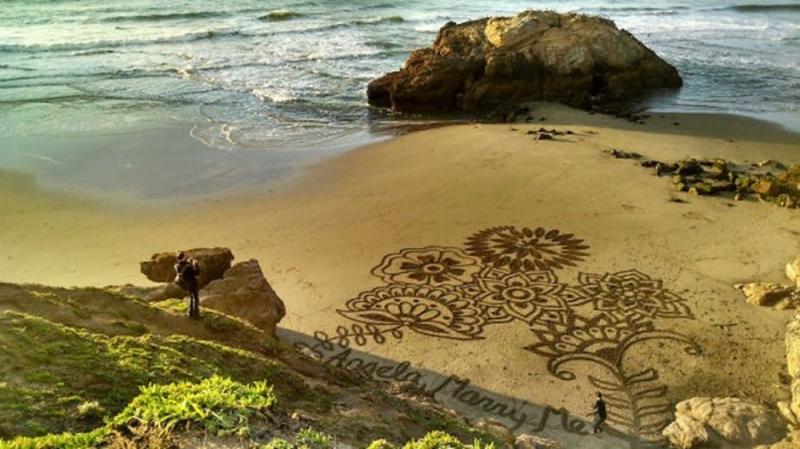 Cầu hôn bằng hình vẽ trên cát.