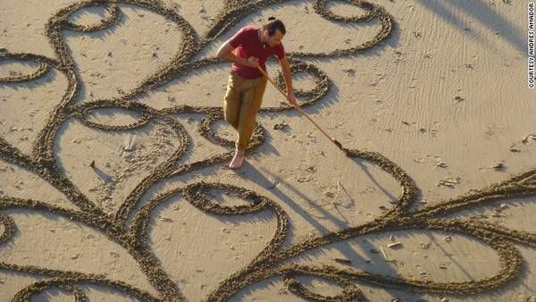 Cầu hôn bằng hình vẽ trên cát