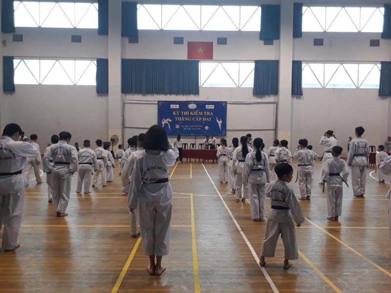 Giờ học võ Karate tại Câu lạc bộ Thể dục Thể thao Hồ Xuân Hương