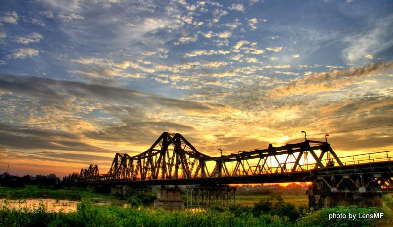 Trải qua bao lần đổi thay tu sửa, nhưng nhịp cầu Long Biên vẫn mang trong mình vẻ đẹp hoài niệm cổ xưa từ trăm năm nay.