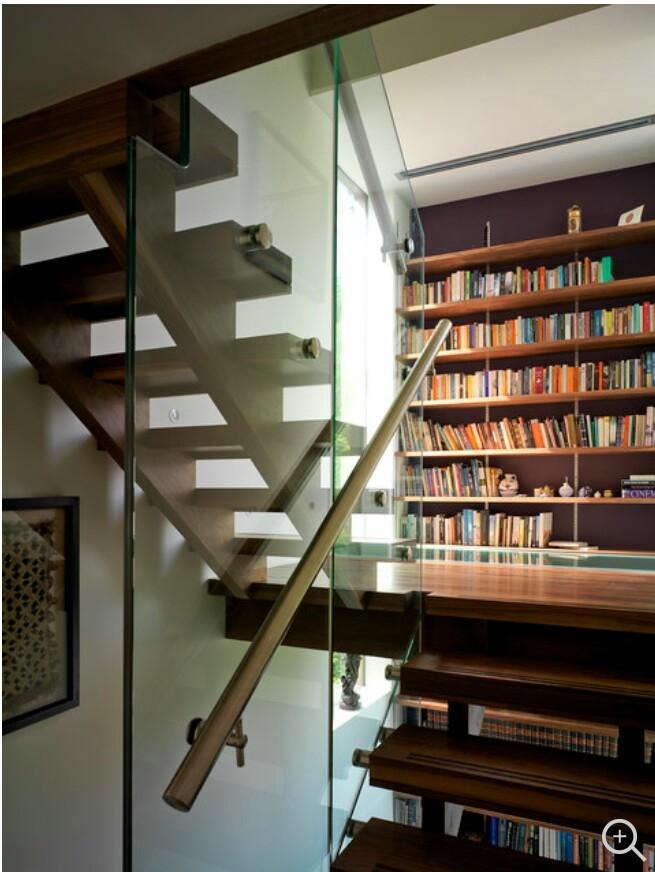 Hãy tận dụng bậc thang lớn nhất trong nhà mình để thiết kế một kệ sách thật đẹp