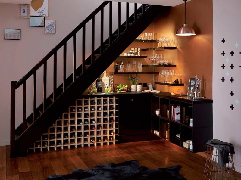 Cầu thang kết hợp với quầy bar, tủ rượu nhỏ xinh