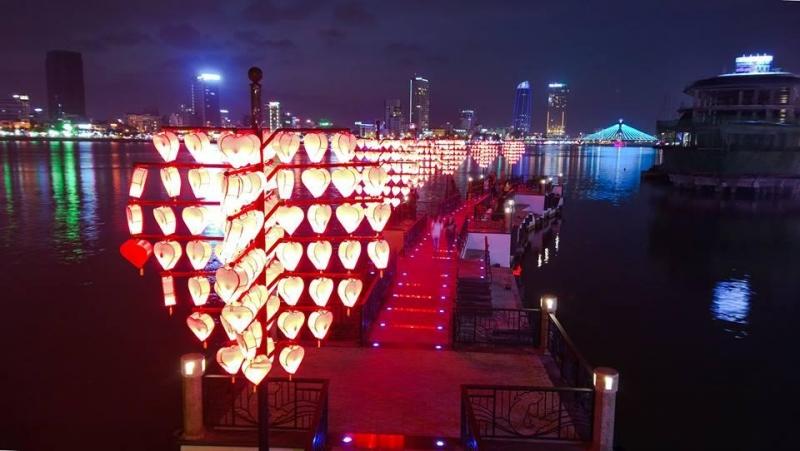Cầu tình yêu lãng mạn ở sông Hàn Đà Nẵng