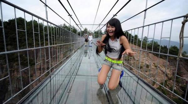 Cầu trong suốt ở Vân Đài, Trung Quốc