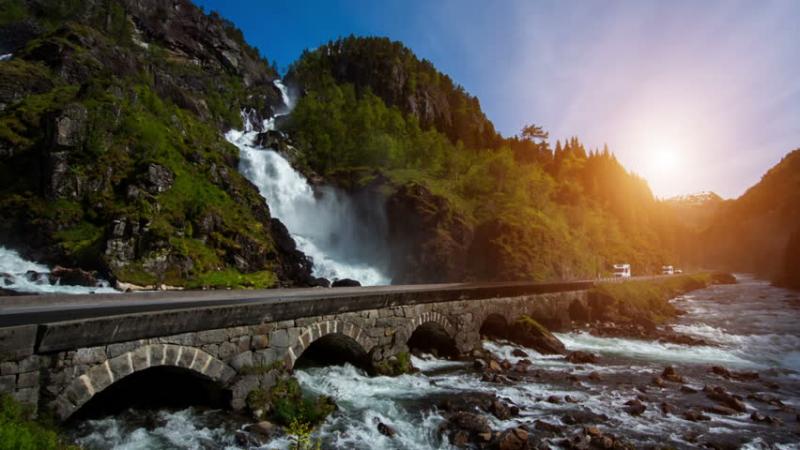 Cây cầu dưới ngọn thác Låtefossen hùng vĩ - Na Uy