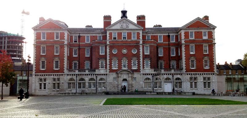 Học viện Central Saint Martins thuộc trường Đại học mỹ thuật London có trụ sở đặt tại Luân Đôn