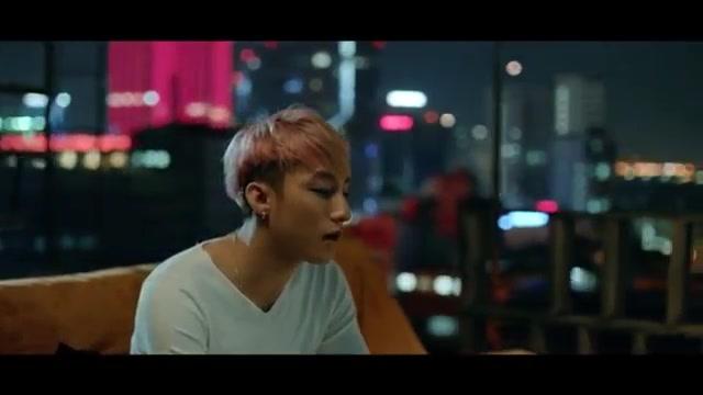 Sơn Tùng M-TP đốn tim fan hâm mộ bằng hình ảnh trong MV mới