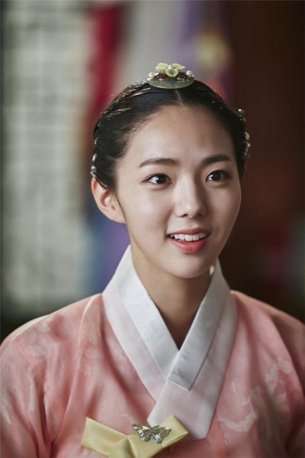 Chae Soo Bin vô cùng xinh đẹp trong tạo hình cổ trang