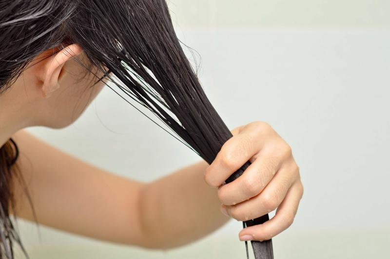 Chải tóc thường xuyên một cách thô bạo