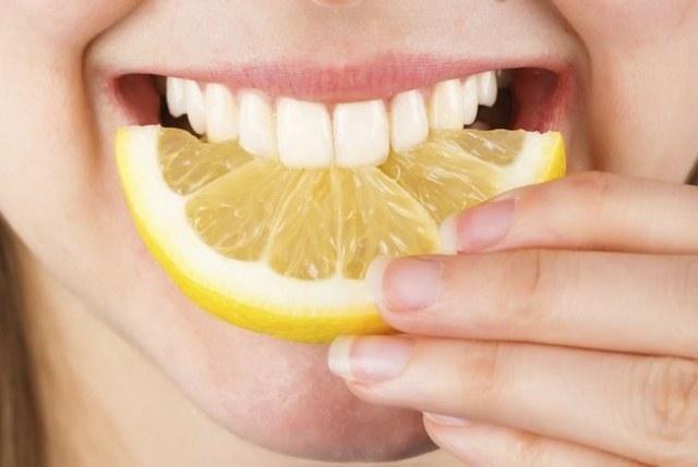 Chanh tươi giúp làm trắng răng tự nhiên