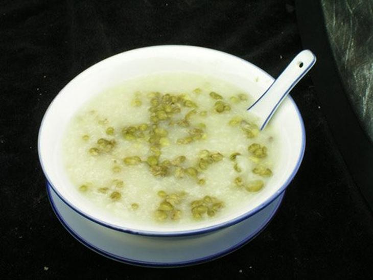 Món súp này mang hương vị hấp dẫn vì có sự kết hợp thú vị của đậu xanh và tía tô