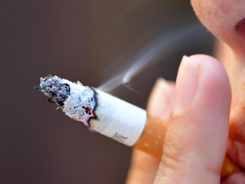 Hút thuốc lá tại nơi cấm lửa có thể gây ra cháy