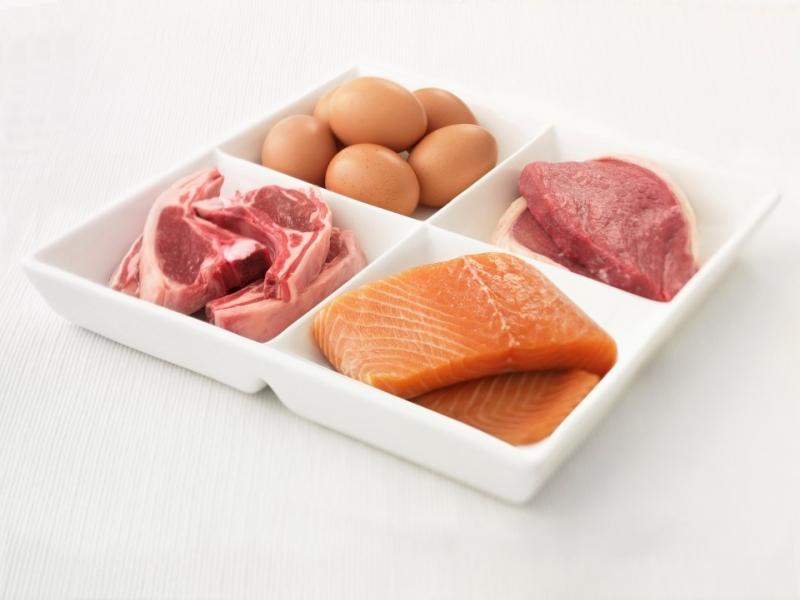 Thịt, cá, trứng đều là thực phẩm chứa chất đạm
