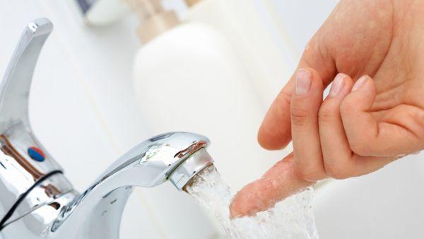 Chỉ rửa tay bằng nước không thể loại bỏ được hết vi khuẩn