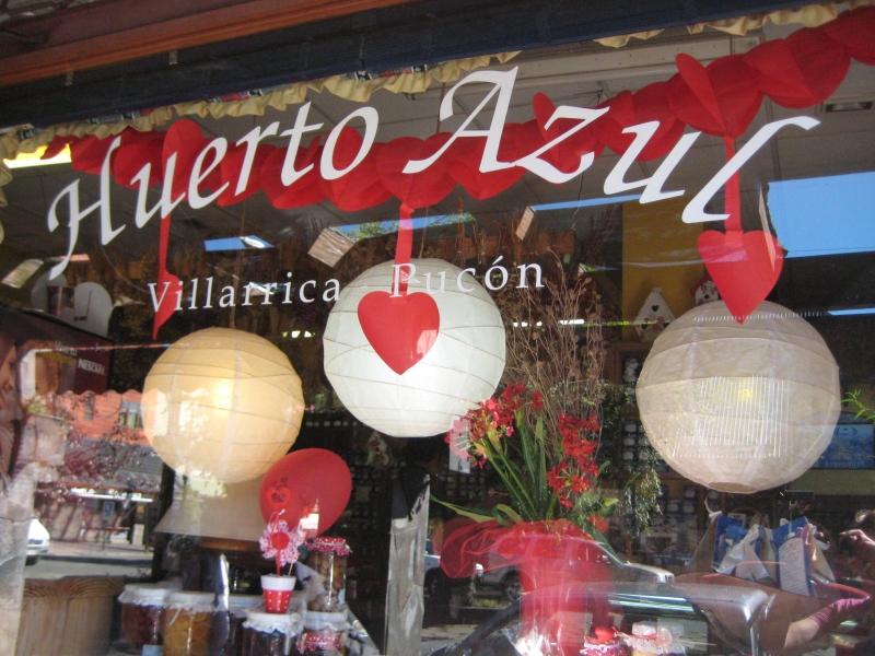 Các của hàng trang trí lộng lẫy trong ngày lễ tình nhân ở Chile