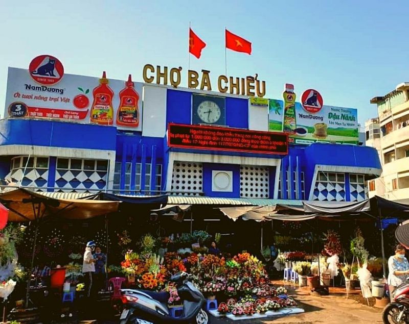 Chợ Bà Chiều là khu chợ đầu mối nổi tiếng ở Sài Gòn nằm ở trung tâm quận Bình Thạnh