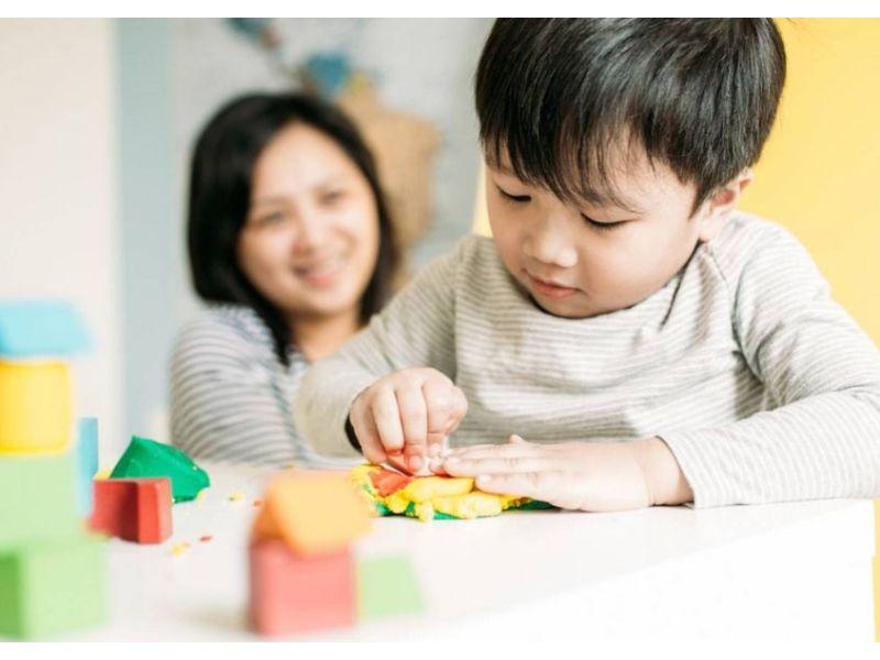 Cho bé chơi đồ chơi – bí quyết dạy trẻ tự lập hiệu quả