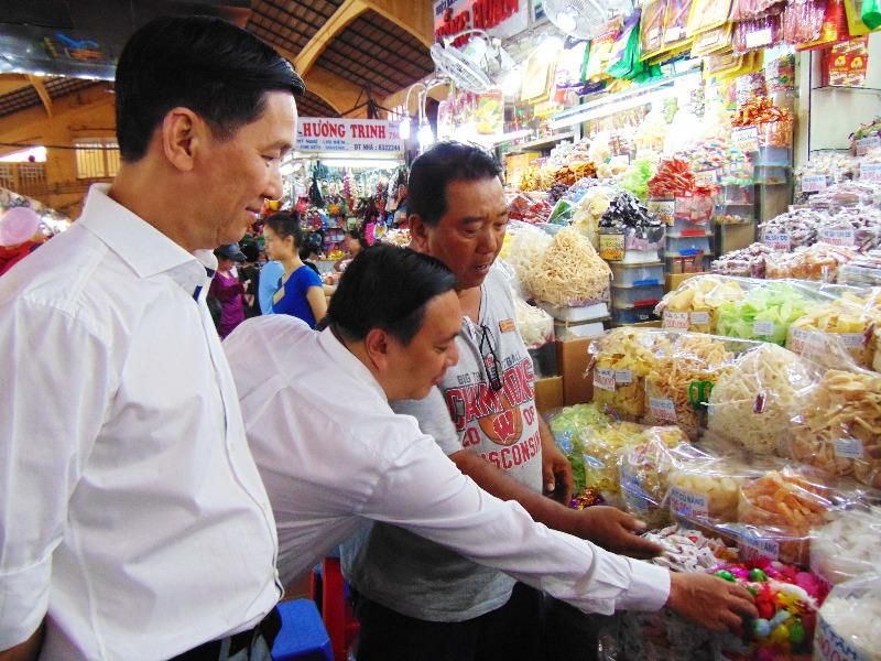 Thực phẩm tại chợ Bến Thành thường xuyên được kiểm tra chất lượng