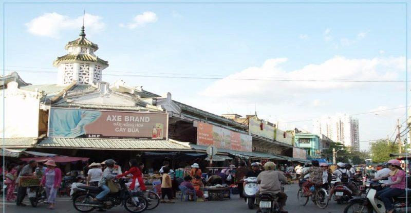 Chợ Hòa Bình là địa chỉ không thể bỏ qua ở Sài Gòn