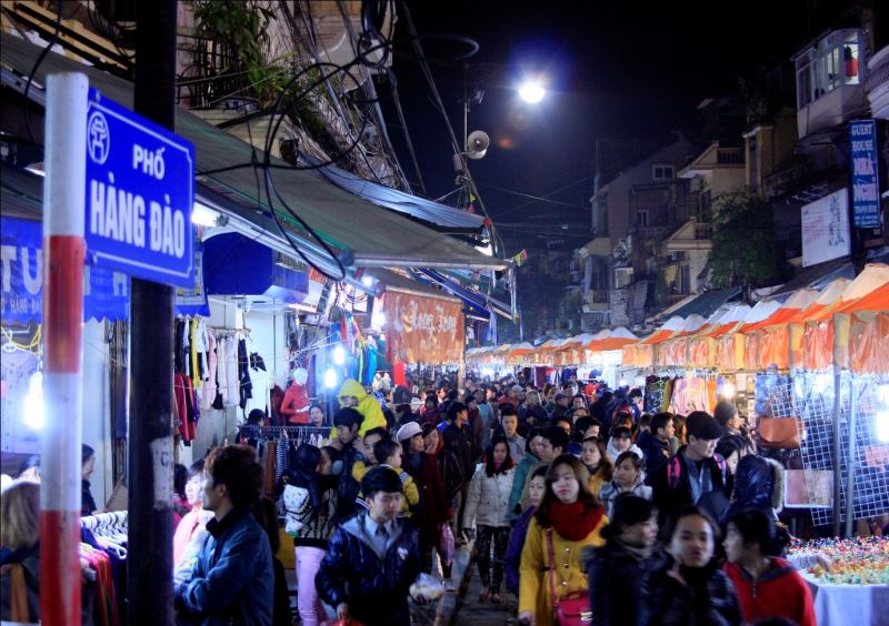 Chợ đêm Phố Cổ là khu chợ buôn bán sầm uất nhất ở Hà Nội