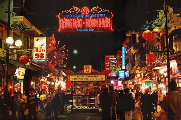 Chợ đêm phố cổ Hà Nội nằm trên các tuyến phố kéo dài 3km từ phố Hàng Đào đến cổng chợ Đồng Xuân