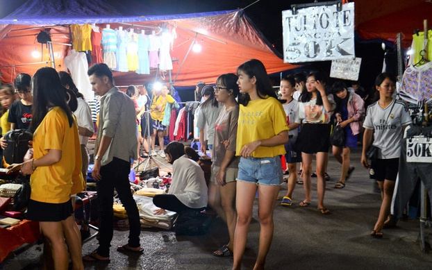 Một góc chợ đêm làng Đại học.