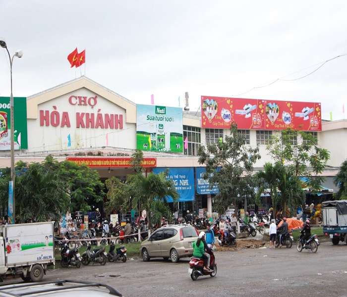 Cổng chính của chợ Hòa Khánh