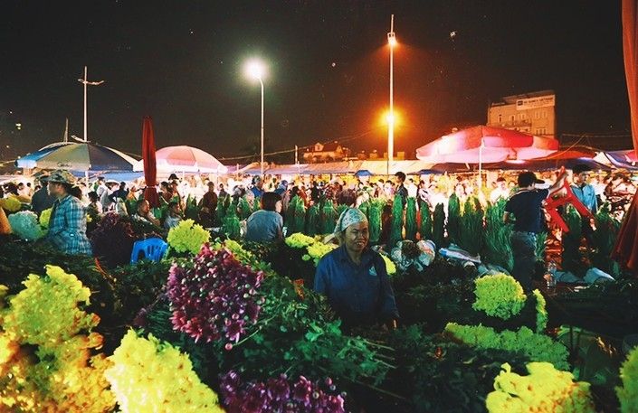 Chợ hoa Quảng Bá khi về đêm