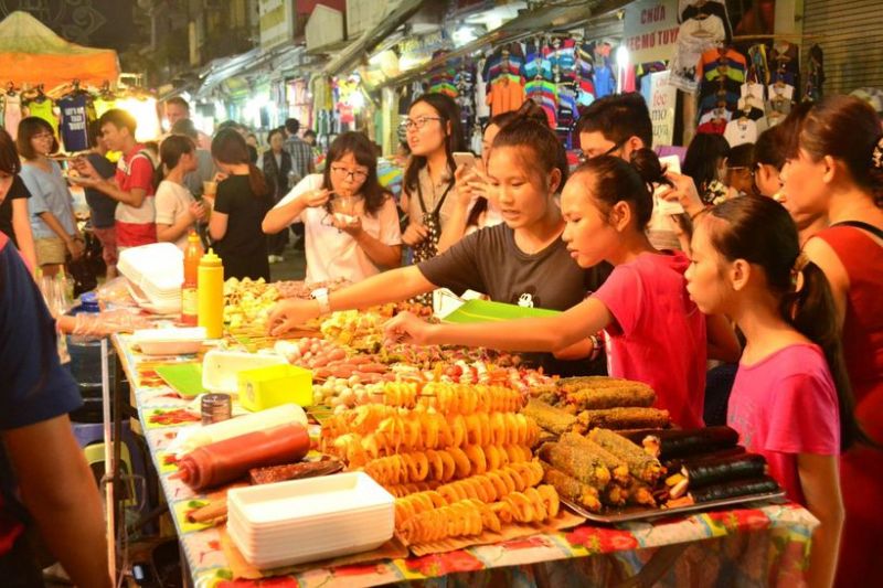 Khu ẩm thực tại chợ Minh Phụng