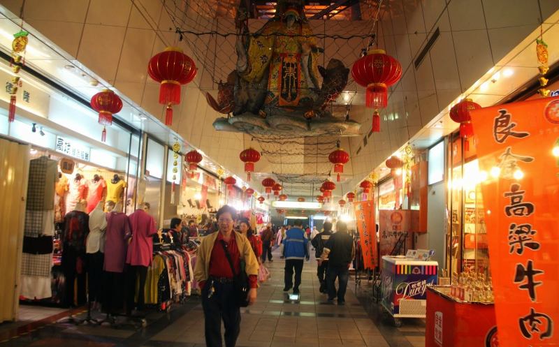 Chợ mua sắm dưới lòng đất chùa Long Sơn