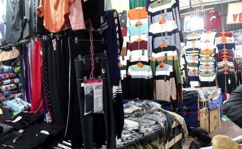 chợ Phạm Văn Hai còn cung cấp quần áo với giá sỉ với giá khá rẻ cho những bạn muốn bán hàng online hoặc mở shop thời trang bình dân