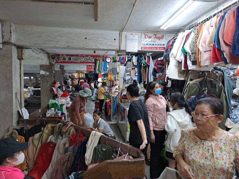Chợ Tân Bình là một trong những khu chợ chuyên sỉ quần áo sầm uất lớn nhất nhì phía Nam