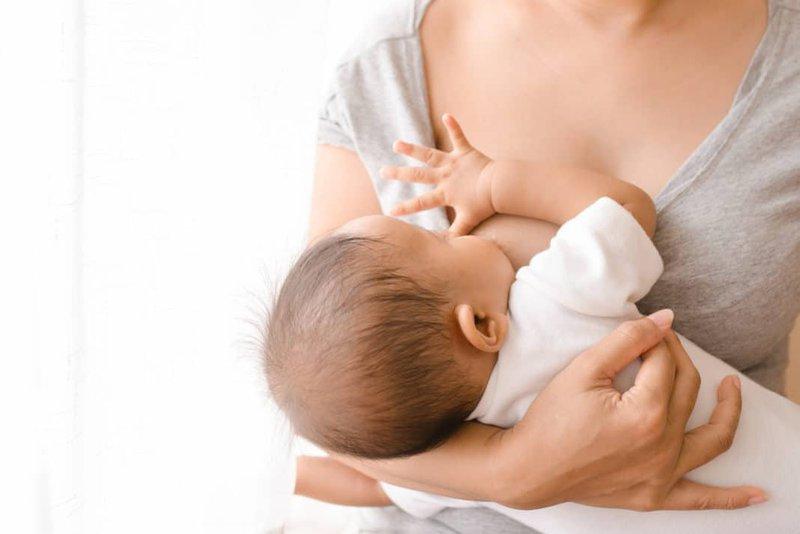 Cho trẻ bú mẹ hoàn toàn 6 tháng đầu