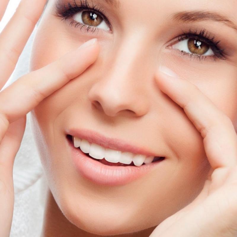 Cách giảm sụp mí mắt bằng tinh dầu massage