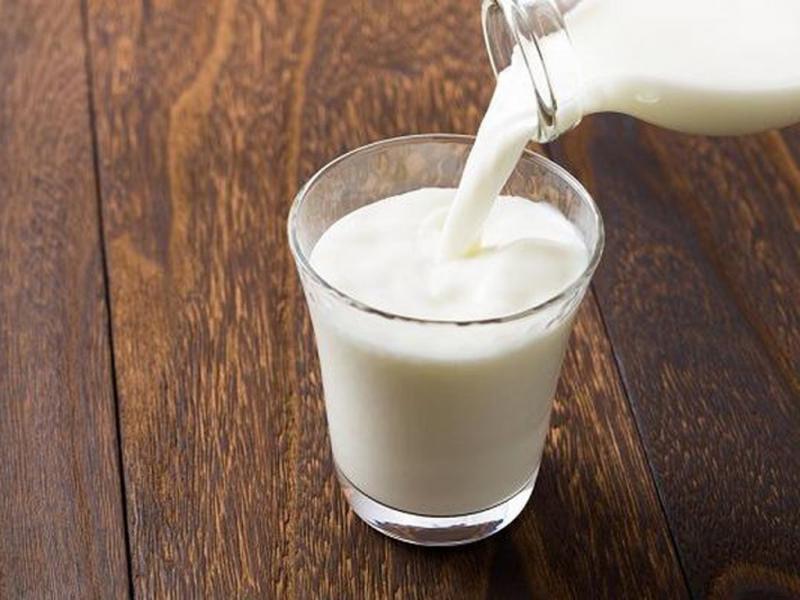Uống sữa ấm cũng ﻿là một trong những cách làm giảm triệu chứng mất ngủ hiệu quả
