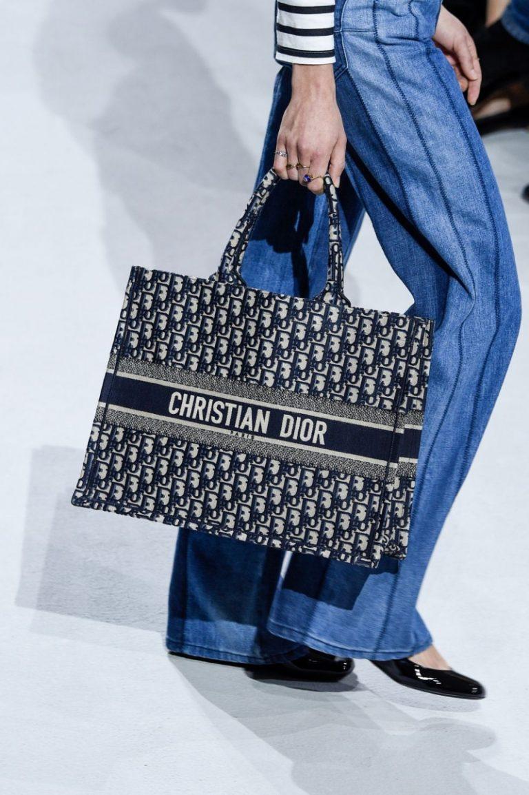 Chiếc túi xách thuộc thương hiệu Christian Dior