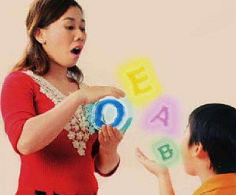 Cha mẹ nên chú ý đến các dấu hiệu ngôn ngữ của con.