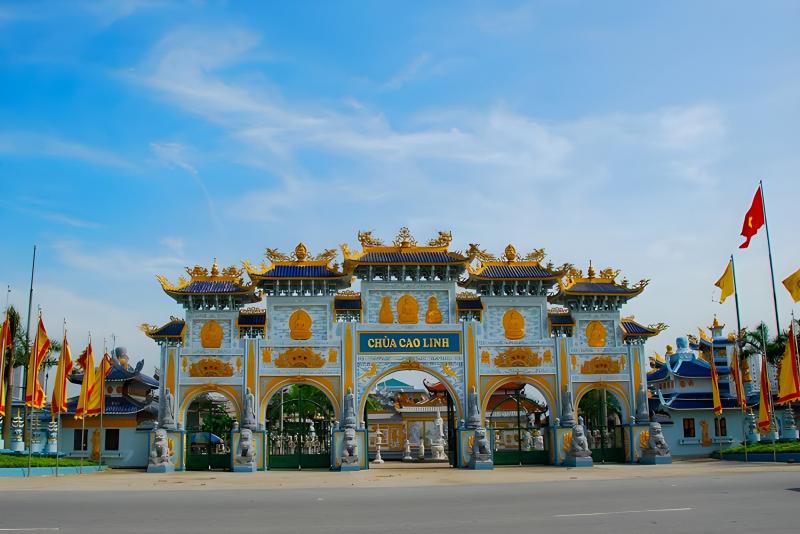 Cổng chùa Cao Linh vô cùng đẹp và đồ sộ