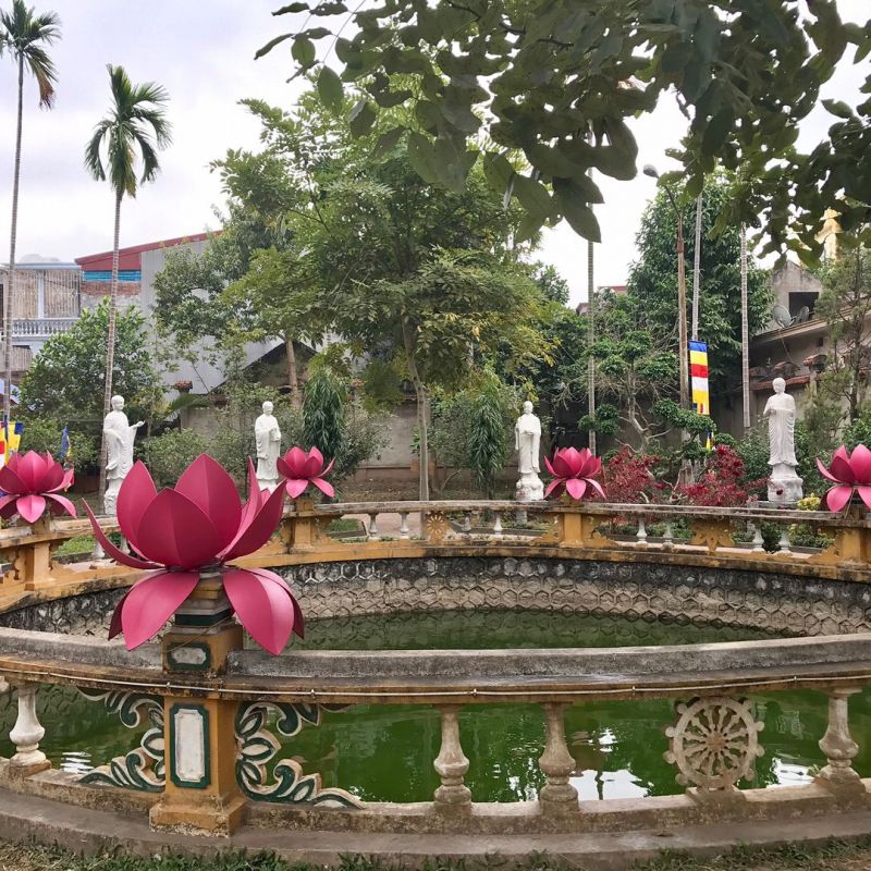 Vườn tượng chùa Dư Hàng
