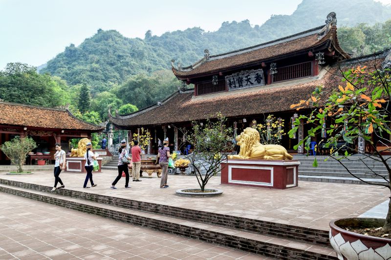 Chùa Hương là địa điểm linh thiêng và thu hút du khách nhất trong các dịp lễ tết, xuân về.