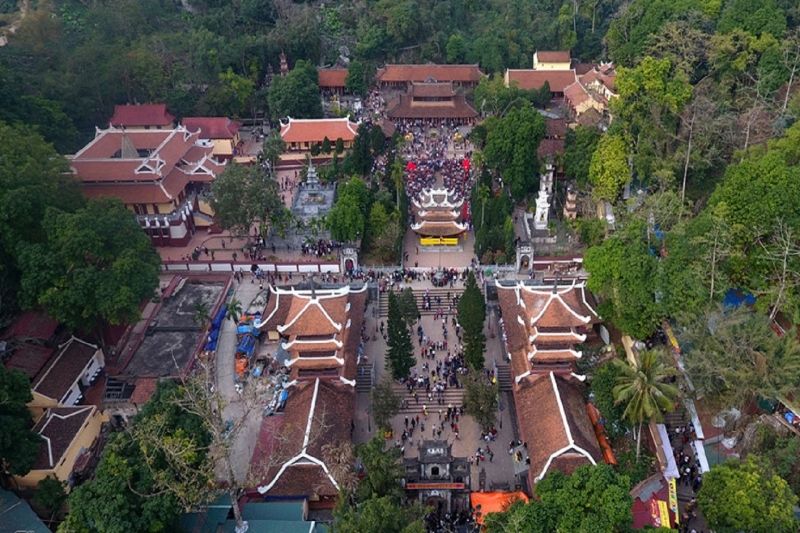 Một góc toàn cảnh từ trên cao khu du tích chùa Hương